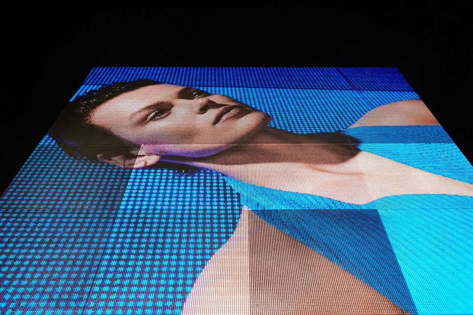 A Y2K azaz a millenium meg nem történt apokalipszisa határozza meg a szezon trendjeit. Óriási LED-kijelzők, frotírszandálok, plisszírozott anyagok, pszichedelikus minták, spleen.