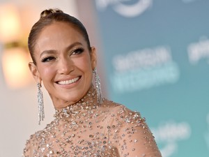Jennifer Lopez meztelen testét csak hosszú haja takarja új kampányfotóin