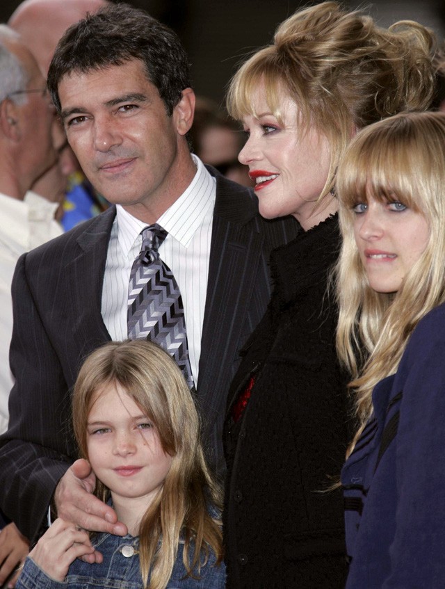 Antonio Banderas, Melanie Griffith, Dakota Johnson és Stella McCartney 2005-ben