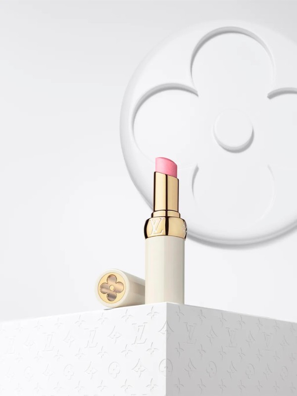 A kollekció egyik gyönyörű rózsás ajakbalzsamja  'Tender Bliss' árnyalatra hallgat