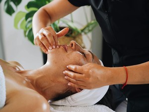 Professzionális arcmasszázs technikák és azok hatásai