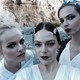 Ginta Lapina, Rajzák Kinga és Mina Cvetkovic Caprin a Dolce & Gabbana bemutató előtt