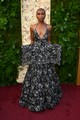 Cynthia Erivo, aki jelöltként volt jelen a Golden Globe díjátadón, egy szoborszerű Louis Vuitton ruhában dacolt a gravitációval. Nem tudjuk eldönteni, hogy az izgalmas sziluettet vagy a bátor dekoltázst szeretjük-e jobban.