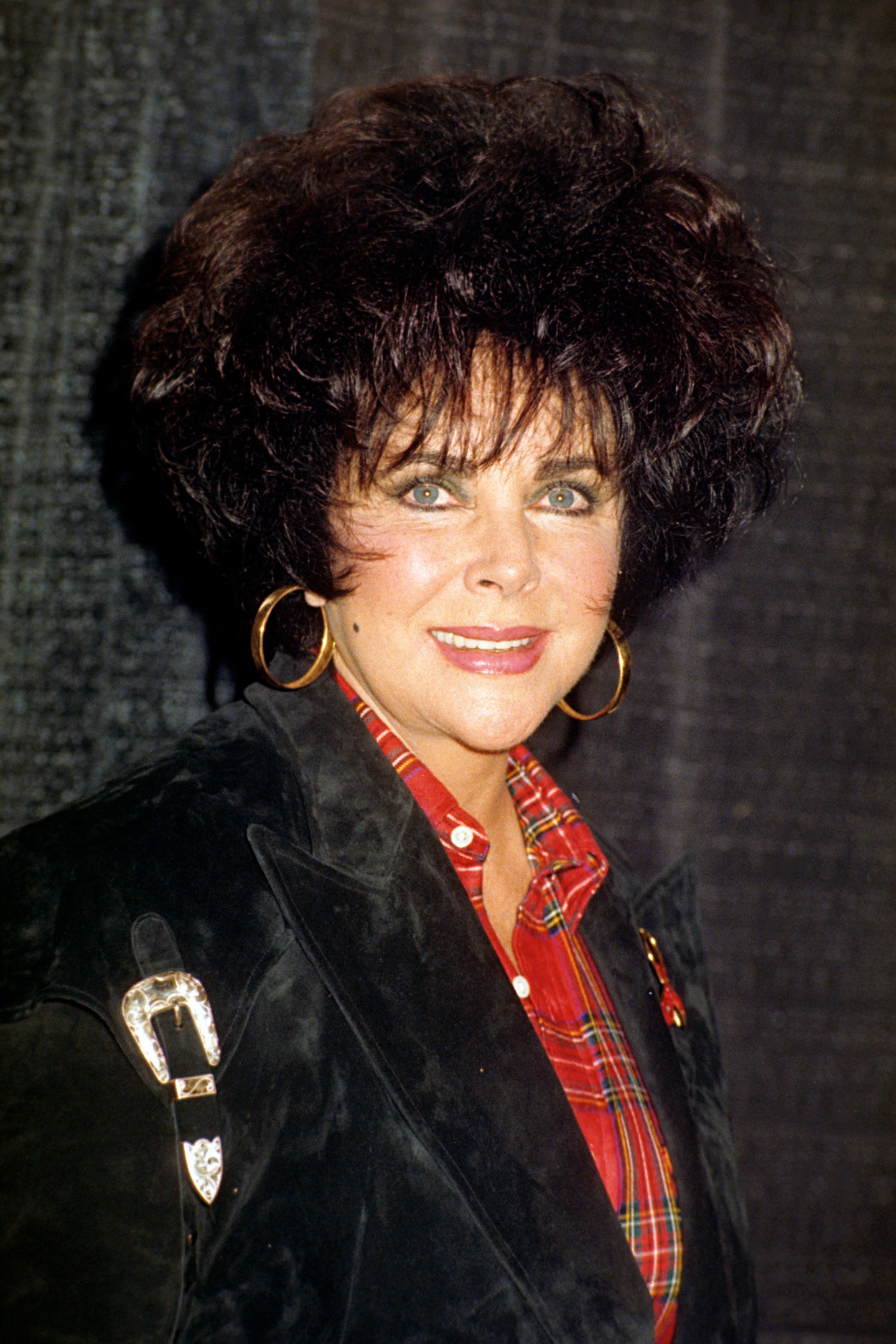 Elizabeth Taylor a 'Two-Steppin' for the Cure' jótékonysági esten, a Beverly Hilton Hotelben. A ’90-es évektől kezdve egyre aktívabb szerepet vállalt az AIDS elleni küzdelemben, és karrierje utolsó szakaszában már elsősorban emberi jogi aktivistaként volt jelen.