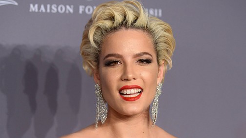 Úgy villantott combot, hogy közben mindenki a tangáját bámulta