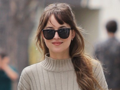 Nem tudjuk, hogy mit varázsolt Dakota Johnson fodrásza, de a végeredmény tökéletes