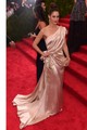 Lizzy Caplan Donna Karan Atelier ruhában.