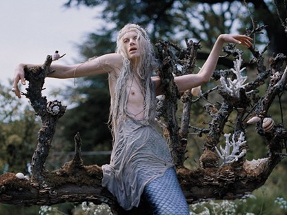 Sátáni pizza, sellő az ágyban, sérült modellek - bizarr divatanyagok