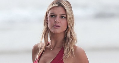 Topless süttette magát az új Baywatch-lány