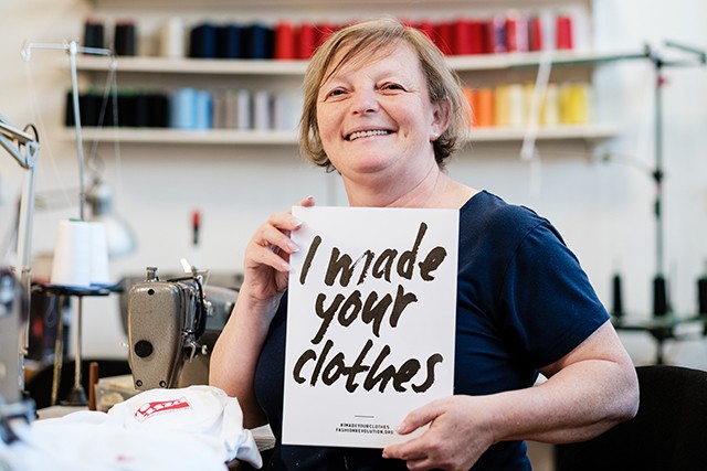 Sokszor elfelejtjük: Valódi emberek kétkezi munkával készítik a ruháinkat, cipőinket