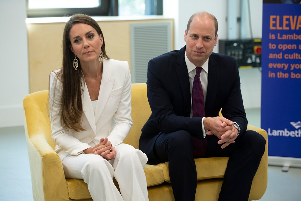 Kate Middleton a kedvenc fehér szettjét húzta elő ismét, annyira sikkes