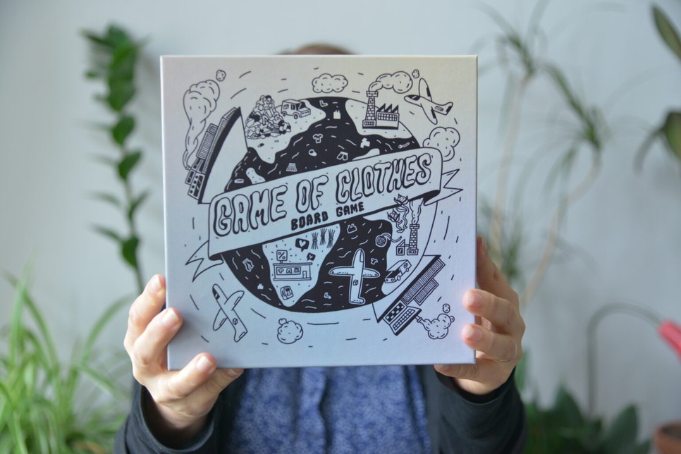A Game of Clothes kártyajáték célja a fiatal generáció edukációja a fast fashion iparág fenntarthatósági és etikai kérdéseiről.