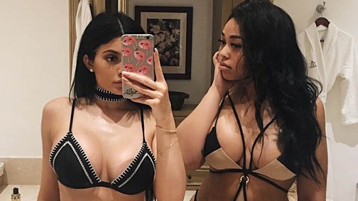 1 nap alatt 2 magyarországnyi ember lelkesedett Kylie Jenner bikinis pózolásáért