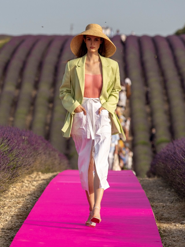 Orgazmus a szemnek: Levendulamezőn rendezték a divatbemutatót, a végeredmény lélegzetelállító lett
