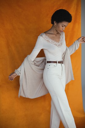 Nadrág AMERICAN VINTAGE, öv MALAHIERBA, fülbevaló CRISOBELA, top MAYTE BY LOLA CASADEMUNT, kardigán ESCORPION