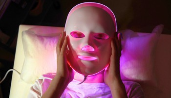 LED fényterápia az arcápolásban: így segít a bőrproblémákon a színterápia