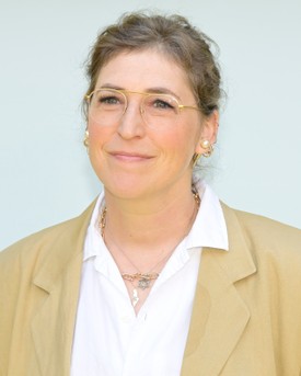 Mayim Bialik a 2024-es Borderlands rajongói eseményén jelent meg Hollywoodban. A szolid smink, a karakteres ékszerek és a mosolya egyszerre sugallnak bölcsességet és finom nőiességet.