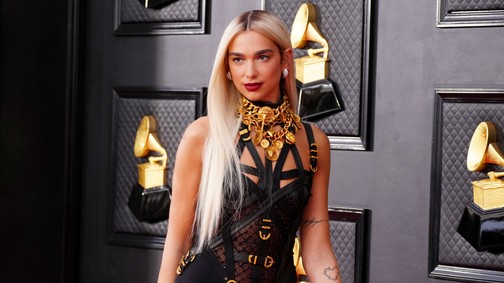Dua Lipa tetőtől talpig Versacéban ragyog Milánóban