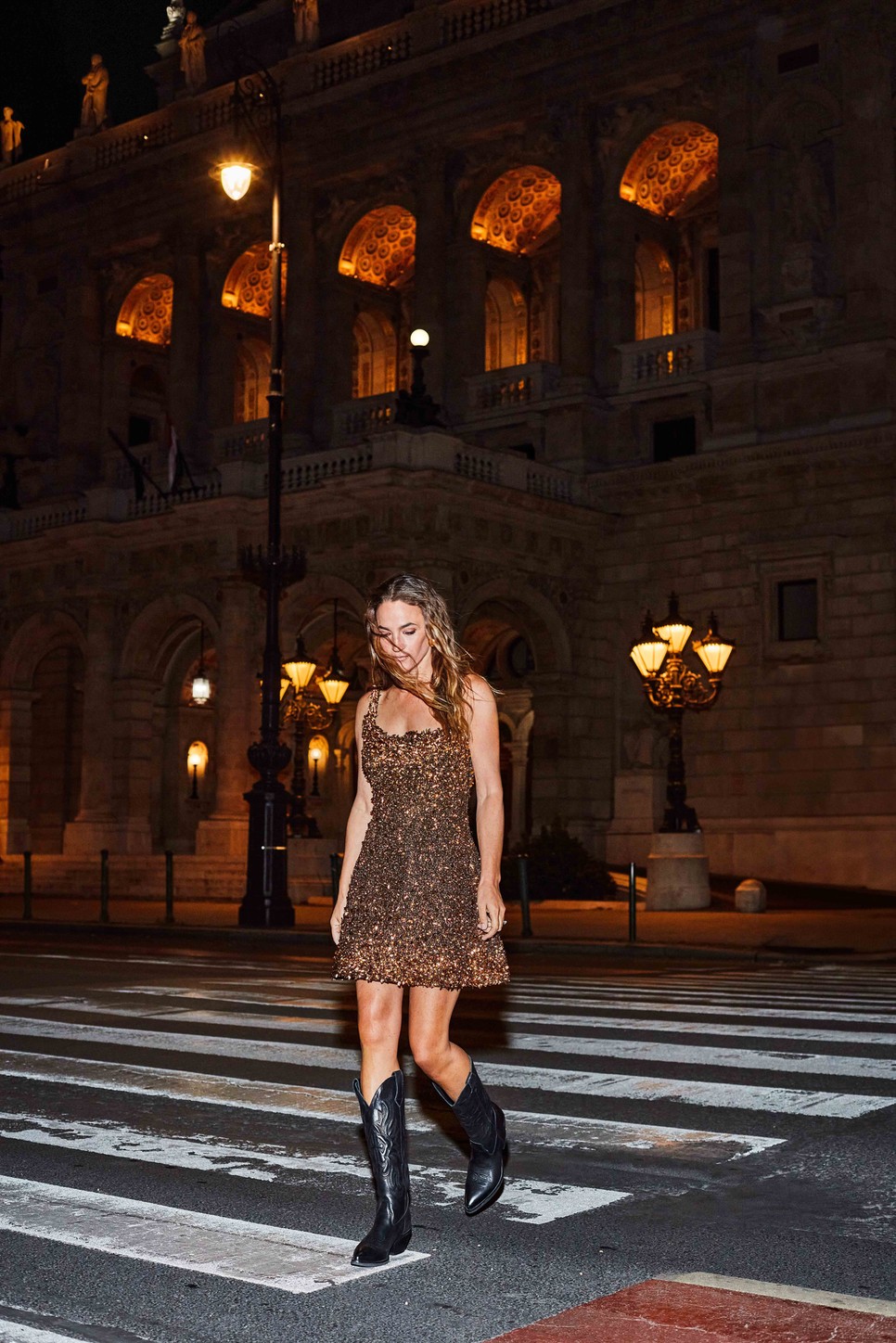 Annoni Zita Hello Stranger powered by GLAMOUR — Kristályokkal díszített ruha CLIO PEPPIATT — net-a-porter.com, Fülbevaló SAINT LAURENT — net-a-porter.com, Westercsizma ZARA