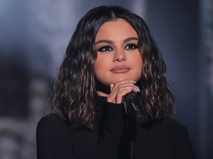 Íme a smink nélküli Selena Gomez, aki bikiniben napozgat egy jachton