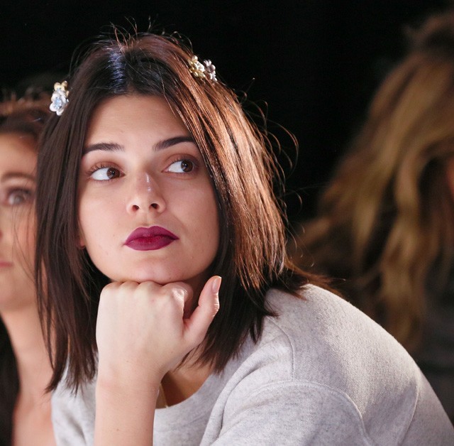 Kendall Jenner hosszú bob frizurával