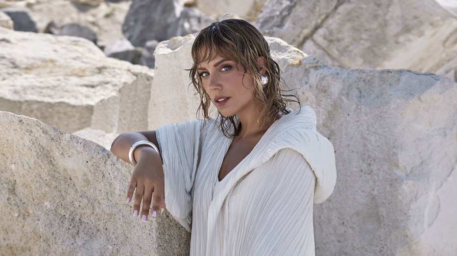 Hello Stranger powered by GLAMOUR Lékai-Kiss Ramóna