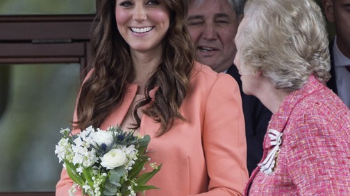 Kate Middleton barack és halvány pinkben színekben