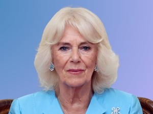 Csodásan áll Kamillának ez a szín: a királyné elegáns megjelenésével csak úgy vonzotta a tekinteteket