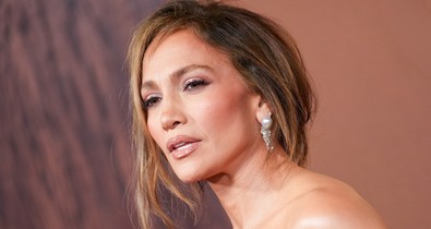 Jennifer Lopez dekoltázsától azonnal zavarba jössz, szűk felsője nem sok mindent takart
