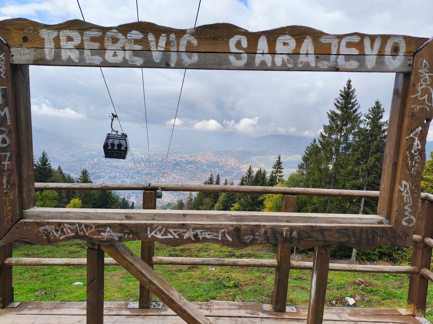 A Trebević-hegyre vezető felvonó pár perc alatt elrepít a természet nyugalmába.