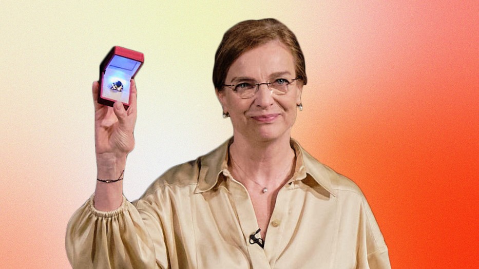 Kováts Adél színésznő, színházigazgató AERON ruhában vette át a Práger Antal díjat