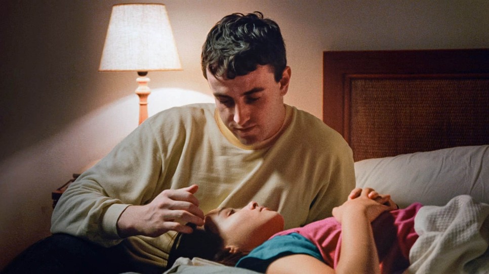 Paul Mescal és Frankie Corio a Volt egyszer egy nyár (Aftersun) című filmben