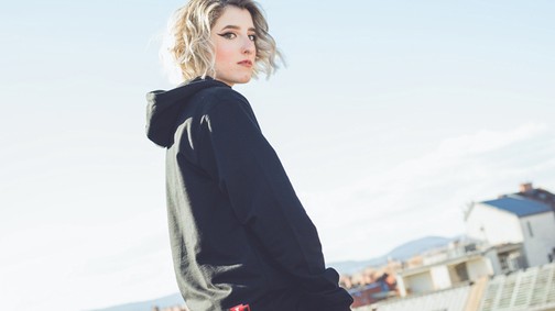 Premier! Tamáska Gabi új dala és klipje nálunk debütál