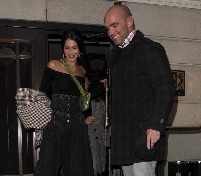 Bella Hadid testőre vigyorog