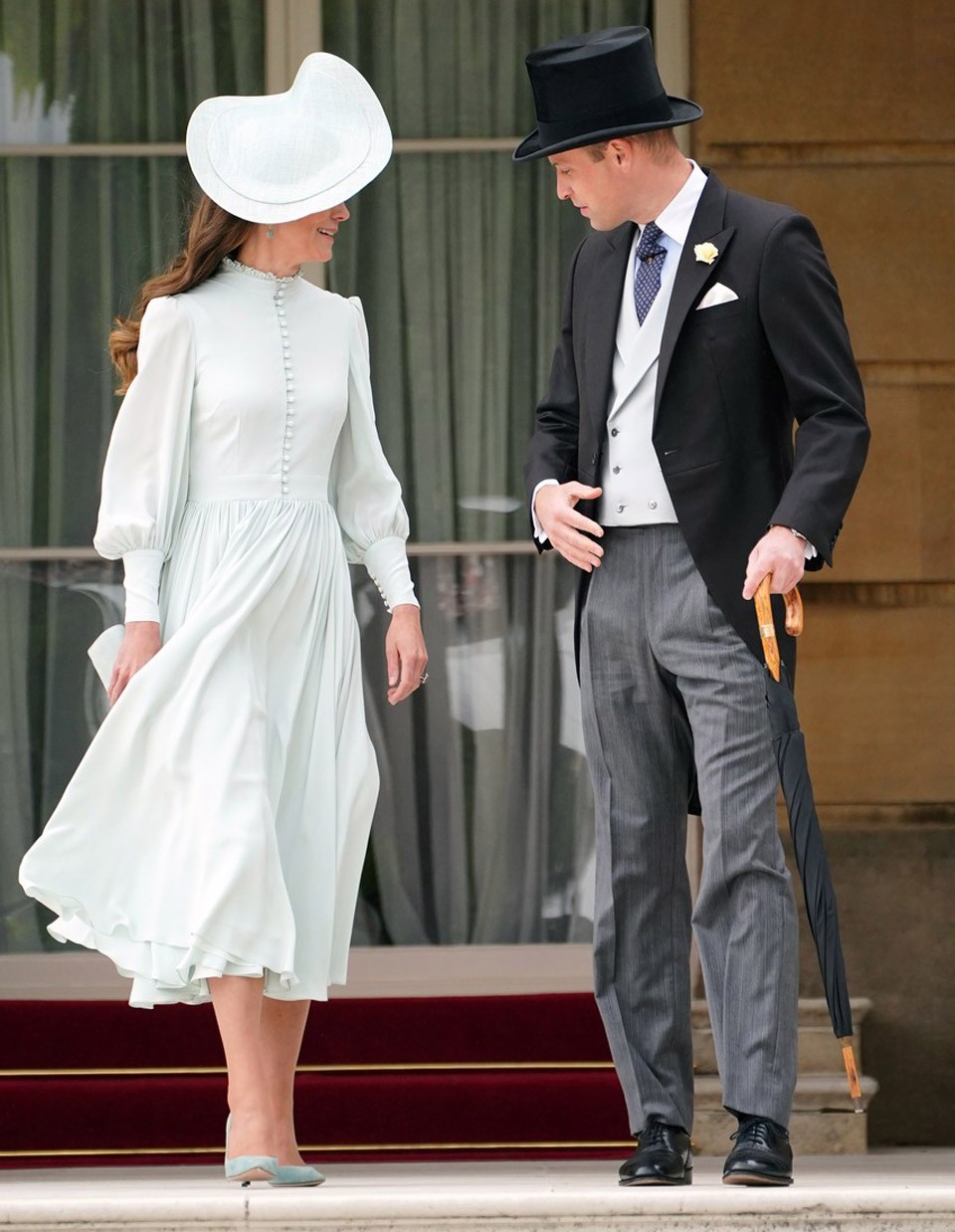  Katalin hercegné és Vilmos herceg formális öltözékben fogadta a Buckingham palota kerti partijának meghívott vendégeit