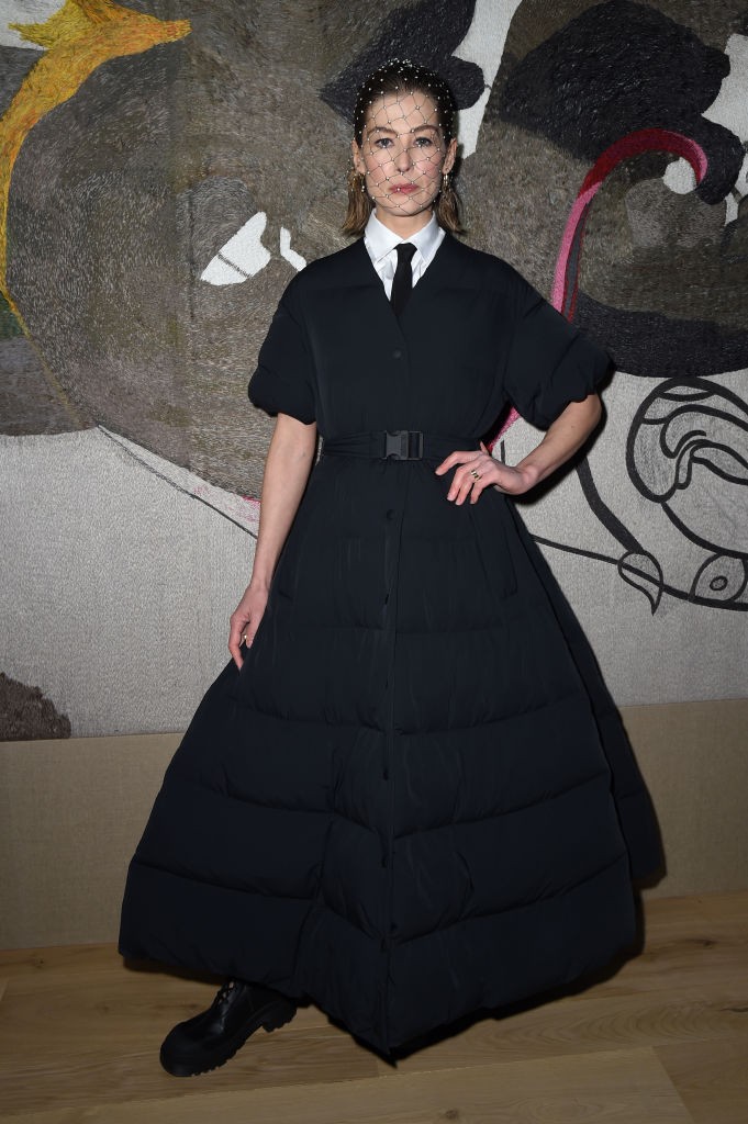 Rosamund Pike 2022-ben a Dior Haute Couture tavasz/nyári kollekciójának bemutatóján