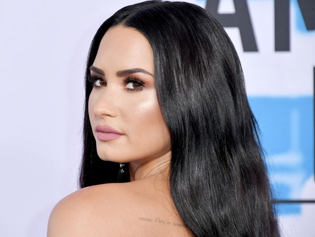 Demi Lovato 24 órája: szakított pasijával és kiütötte edzője fogát