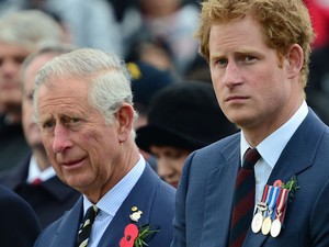 Károly királynak üzenhetett friss családi fotójával Harry herceg: szívfájdító, amivel szembesíti édesapját