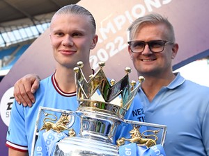 Ő itt Erling Haaland focista édesapja, a pályán is kísérteties köztük a hasonlóság