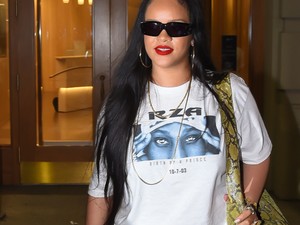 Rihanna 2023 legmegosztóbb csizmájában lépett utcára