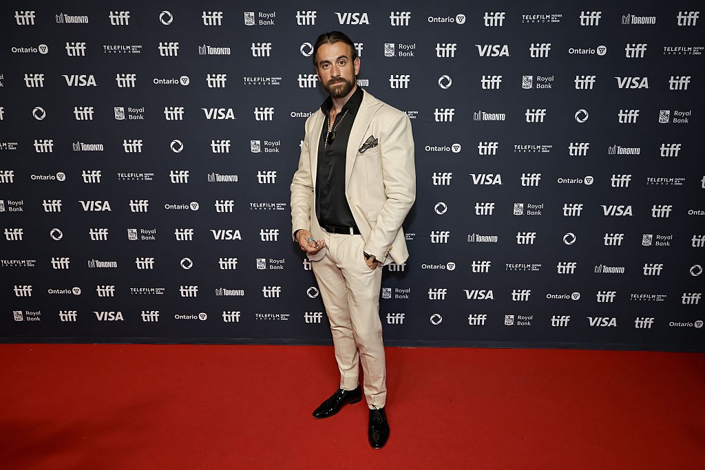 A szett részletei – a fényes fekete cipők, a finom kiegészítők és a magabiztos testtartás – mind azt sugallták, hogy a színész született stílusérzékkel uralja a vörös szőnyeget. Megjelenése egyszerre klasszikus és modern, amelyben a sárm és a magabiztosság tökéletes találkozását láthatjuk.