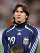 Hosszabbra növesztett frizurával, komoly tekintettel örökítették meg Lionel Messit 2006. március 1-jén a St. Jakob-Parkban a Horvátország elleni felkészülési összecsapást megelőzően. 1 év leforgása alatt rengeteget változott a fiatal sportoló.