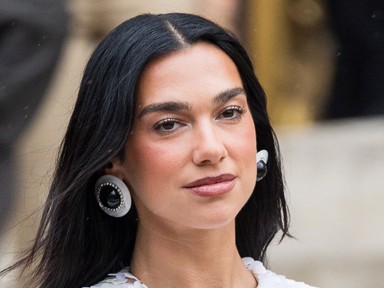 Dua Lipa pucérmelltartóban tarol, a Vogue címlapján tündököl az énekesnő