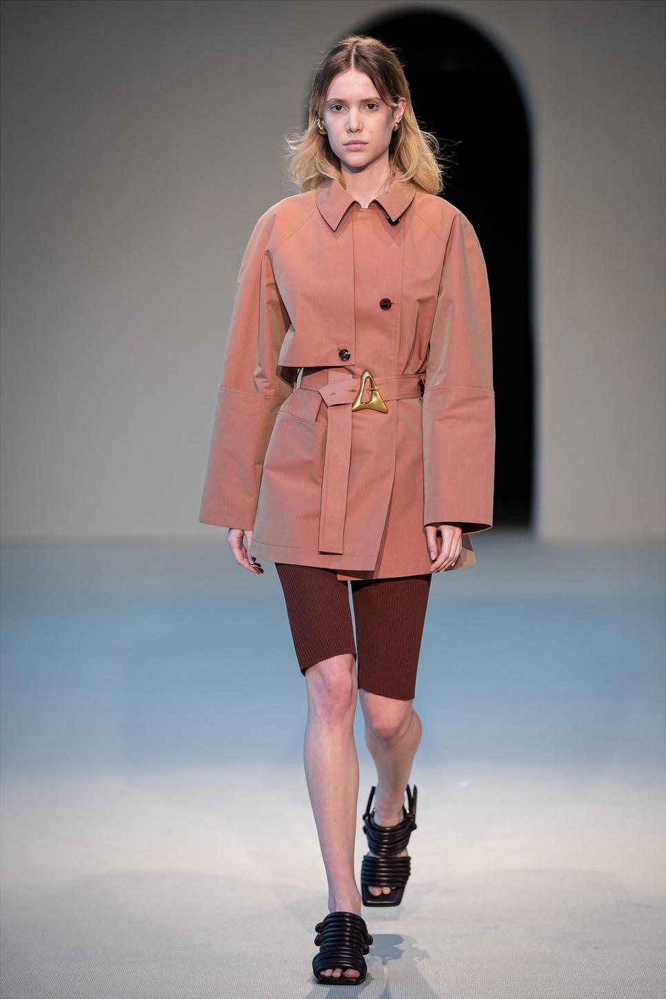 Egyedülálló szabásvonalaktól és anyagkombinációktól különleges az AERON 2022-es tavaszi-nyári kollekciója