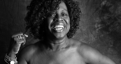 Elképesztő fotósorozatot készítettek a mellrák túlélőiről