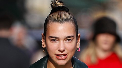 Dua Lipa malaclopó Mátrix-kabátja nagyon retró