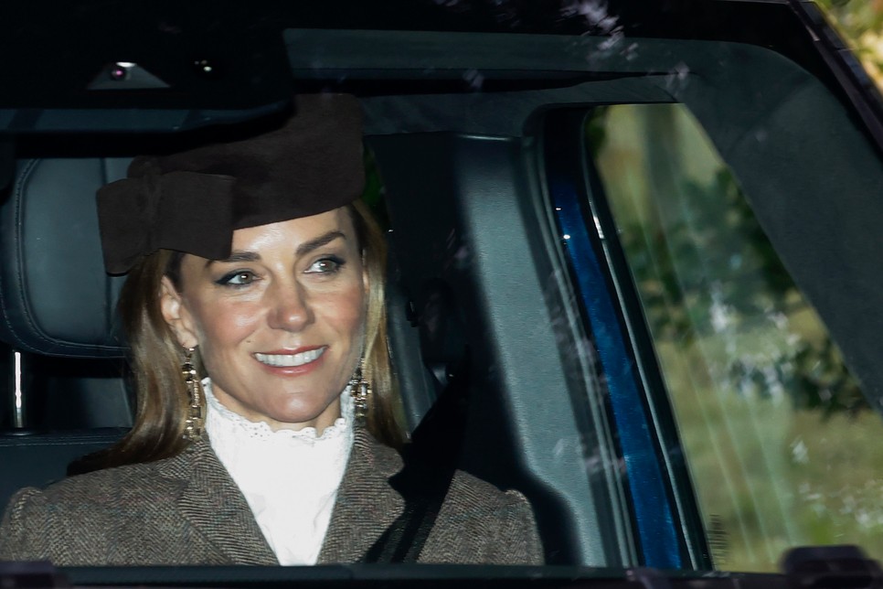 Katalin hercegné megvillantotta mézszőke tincseit