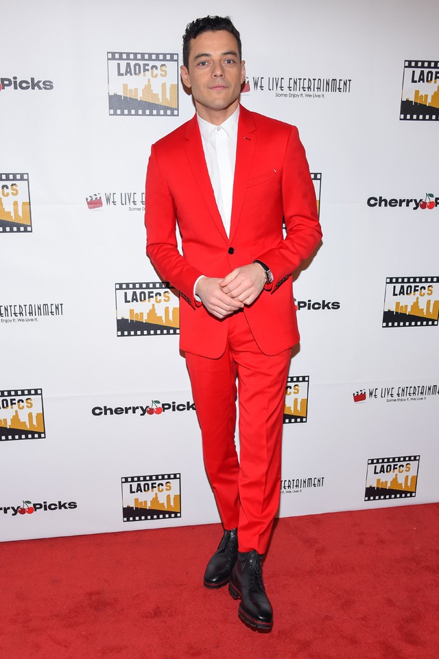 Rami Malek piros öltöny