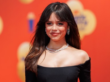 Kapaszkodj: Jenna Ortega rövidre vágatta a haját, és elképesztően áll neki
