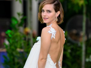 Két év után visszatért Emma Watson a vörös szőnyegre - menyasszonyi ruhában!